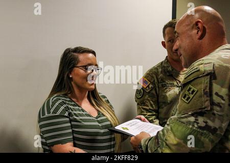 Ein Familienmitglied eines Soldaten, der dem Kampfteam der Stryker Brigade 2., 4. Infanterie-Division, links, zugewiesen wurde, erhält während 2SBCT einer Zeremonie in Ft. Carson, September 14. Die Brigade hielt die Zeremonie ab, um den selbstlosen Dienst der Freiwilligen innerhalb der Brigade zu ehren. Foto der US-Armee von Maj. Jason Elmore. Stockfoto