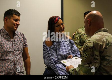 Ein Familienmitglied eines Soldaten, der dem Kampfteam der Stryker Brigade 2., 4. Infanterie-Division, links, zugewiesen wurde, erhält während 2SBCT einer Zeremonie in Ft. Carson, September 14. Die Brigade hielt die Zeremonie ab, um den selbstlosen Dienst der Freiwilligen innerhalb der Brigade zu ehren. Foto der US-Armee von Maj. Jason Elmore. Stockfoto