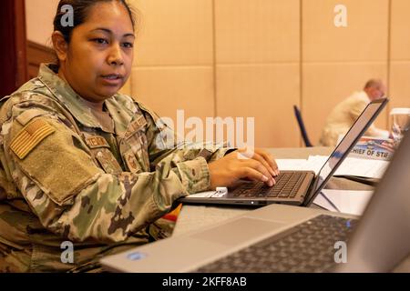 Senior Master Sgt. Genna Stevens, eine dem Combat Communications Squadron von 292. zugewiesene Operationssuperintendentin, zeichnet während des GEMA Bhakti 2022, 14. September 2020, Jakarta, Indonesien, Trainingseingaben auf. GEMA Bhakti 22 ist ein gemeinsames Übungsprogramm des US-Indo-Pacific Command, bei dem die Vereinten US-Streitkräfte und die TNI-Streitkräfte zusammenarbeiten, um die Interoperabilität zu erhöhen und die regionale Stabilität und Sicherheit durch bilaterale und multilaterale Partnerschaften zu verbessern. Stockfoto