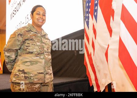 Senior Master Sgt. Genna Stevens, eine dem Combat Communications Squadron von 292. zugewiesene Einsatzleiter, posiert während der Übung Gema Bhakti 2022, 15. September 2022, Jakarta, Indonesien, für ein Bild vor US- und indonesischen Flaggen. GEMA Bhakti 22 ist ein gemeinsames Übungsprogramm des US-Indo-Pacific Command, bei dem die Vereinten US-Streitkräfte und die TNI-Streitkräfte zusammenarbeiten, um die Interoperabilität zu erhöhen und die regionale Stabilität und Sicherheit durch bilaterale und multilaterale Partnerschaften zu verbessern. Stockfoto