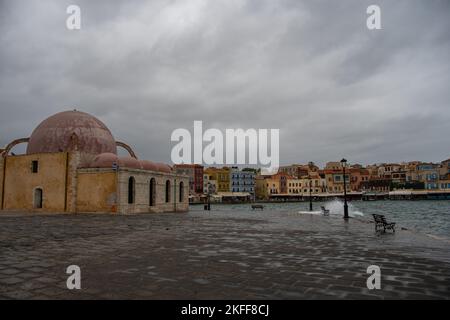 Chania, Griechenland 19. Mai 2022, die alte historische Hasan Pasha Moschee im venezianischen Hafen von Chania Stockfoto