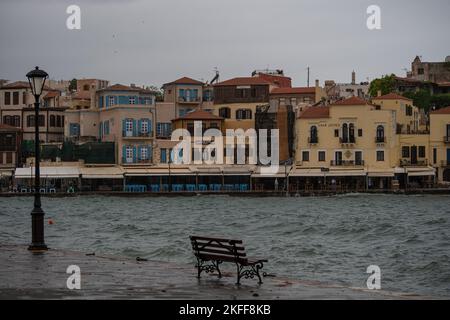 Chania, Griechenland 19. Mai 2022, der alte venezianische Hafen von Chania in unruhigen Gewässern Stockfoto