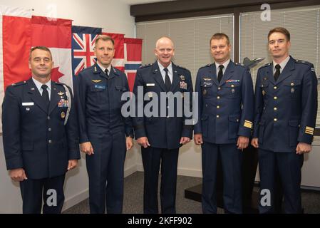 CRYSTAL CITY, VA. (Sept. 14, 2022) – Generalleutnant Michael Schmidt (Mitte), F-35 Joint Program Executive Officer (PEO), trifft sich mit Generalmajor Juha-Pekka Keränen, dem finnischen Luftwaffenchef, Oberst Aki Heikkinen, dem finnischen Außenverbindungsbeauftragten, dem Major Toni Lyytinen, dem finnischen Luftwaffenchef, Und Oberst John Kent – Verteidigungsattaché, US-Botschaft Helsinki, bei einem jährlichen Besuch in Crystal City, VA., 14. September 2022. Dies war das erste Treffen zwischen der finnischen Führung und der PEO seit der Unterzeichnung des Letter of Acceptance. Das gemeinsame Programmbüro F-35 ist der Schwerpunkt des Verteidigungsministeriums für die Stockfoto