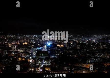 Jerewan, Armenien - 27. Oktober 2022: Opernhaus und Zentrum von Jerewan bei Nacht, Foto aus Cascade. Stockfoto