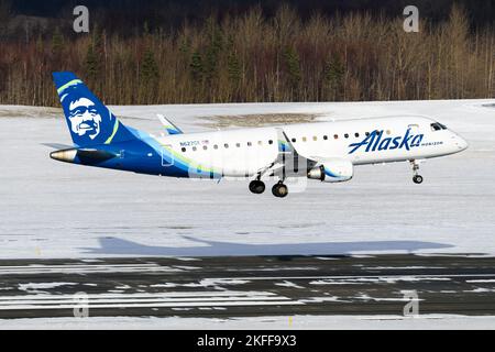 Alaska Horizon Air Embraer E175 landet im Flughafen Anchorage, einer Tochtergesellschaft von Alaska Airlines. Horizon Air Flugzeug auf Landeanflug. Stockfoto