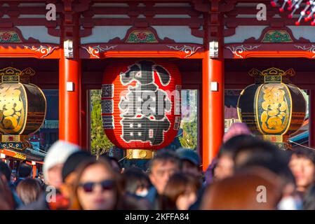 TOKIO - 31. DEZEMBER: Menschenmenge Touristen und Bürger Tokyos am Asakusa Kannon Tempel und Sensoji in Tokio am 31. Dezember. 2016 in Japan. Es ist eins Stockfoto