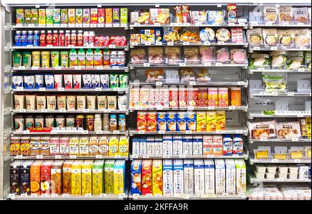 TOKIO - JAN 05: Regale mit Speisen und Getränken in einem Lebensmittelgeschäft, Lebensmittelgeschäft in Tokio am 05. Januar. 2017 in Japan Stockfoto