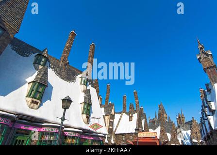 OSAKA - JAN 10: Dächer von schneebedeckten Häusern im Dorf Hogsmeade von Harry Potter Themenattraktionen im Themenpark Universal Studios Adventure in O Stockfoto