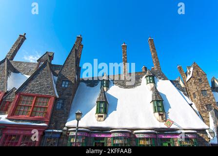 OSAKA - JAN 10: Dächer von schneebedeckten Häusern im Dorf Hogsmeade von Harry Potter Themenattraktionen im Themenpark Universal Studios Adventure in O Stockfoto