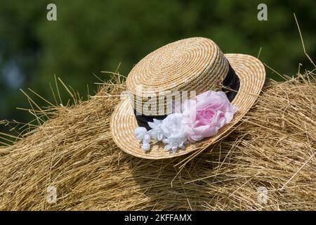 Nahaufnahme des Strohhuts auf Heuballen in der Provence Stockfoto