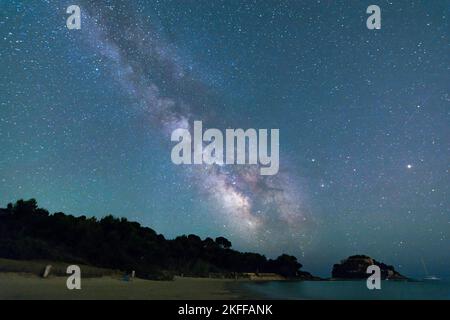 Malerischer Blick auf die Milchstraße vom Strand in Bormes les Mimosas im Süden Frankreichs Stockfoto