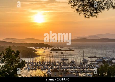 Malerischer Blick auf den goldenen Sommeruntergang über der Insel Porquerolles in Südfrankreich mit Blick auf das Mittelmeer Stockfoto