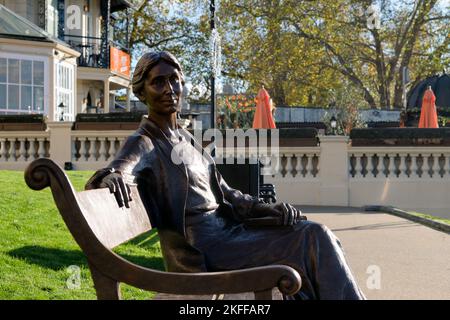 Richmond upon Thames, London, Großbritannien. 18.. November 2022. Die neue Statue der Schriftstellerin Virginia Woolf am Richmond River, angefertigt von der Künstlerin Laury Dizengremel. Kredit: Matthew Chattle/Alamy Live Nachrichten Stockfoto