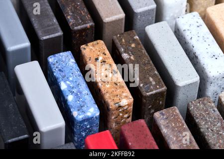 Porzellan Steinzeug quadratische Proben als Küche Arbeitsplatte Beispiele der zukünftigen Küche fasade außen. Proben Platten aus natürlichem Granit-Marmor-Quarz Stockfoto