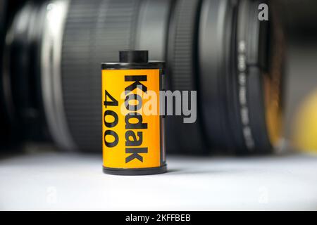 BERLIN - NOV 10: Nahaufnahme der Kodak 35mm Filmkassette 400 ISO und Kamera auf einem Tisch in Berlin am 10. November. 2022 in Deutschland Stockfoto