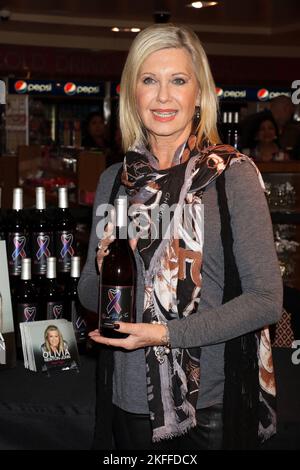 Olivia Newton-John signiert im Promenade Gift Shop, Flamingo Hotel & Casino, Las Vegas, 5.. Dezember 2015 Flaschen mit „Pink & Blue for Two“-Wein und ihre „Summer Nights - Live from Las Vegas“-CD. Stockfoto