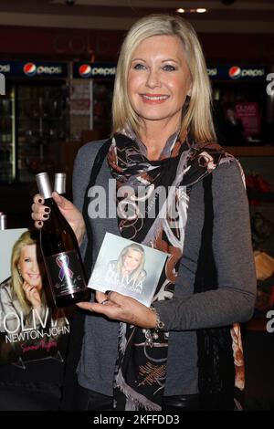 Olivia Newton-John signiert im Promenade Gift Shop, Flamingo Hotel & Casino, Las Vegas, 5.. Dezember 2015 Flaschen mit „Pink & Blue for Two“-Wein und ihre „Summer Nights - Live from Las Vegas“-CD. Stockfoto