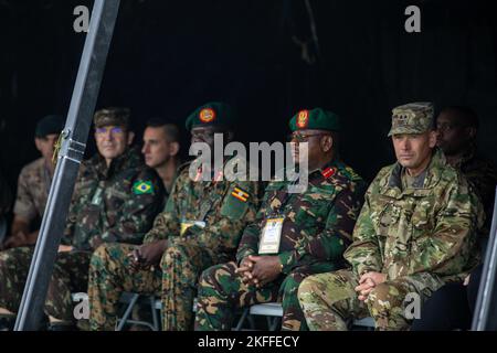 (Von rechts) U.S. Army Southern European Task Force, Africa Commander General Maj. General Todd R. Wasmund, Major General Anthony C. Sibuti Land Forces Commander Tanzania, Brigadegeneral Bob Paciesky Ogiki Chief of Staff Land Forces Uganda und Colonel Igor Lessa Pasinato Military Attaché, Berlin Brasilien hört sich vor einer Waffendemonstration während des African Land Forces Colloquium 2022, Grafenwoehr, Deutschland, 14. September 2022, einen Lehrbrief an. ALFC 22 brachte die Kommandeure der afrikanischen Landstreitkräfte zusammen mit ausgewählten US-Armeeanführern sowie Führern der alliierten und Partnerarmee, um Landstreitkräfte anzugehen Stockfoto