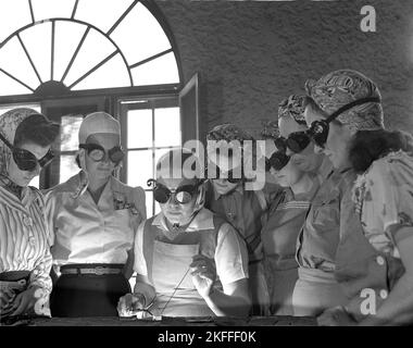 Nicht identifizierte amerikanische Frauen um April 1942 wurden Schweißtechniken für den Flugzeugbau gezeigt, um den Kriegsanstrengungen während des Zweiten Weltkriegs zu helfen Stockfoto