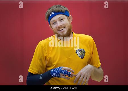 Marine-Veteran PFC. Joshua Kelly aus Kailua, Hawaii, lacht während des Sitzens von Volleyball bei den Marine Corps Trials 2014 auf der Marine Corps Base Stockfoto