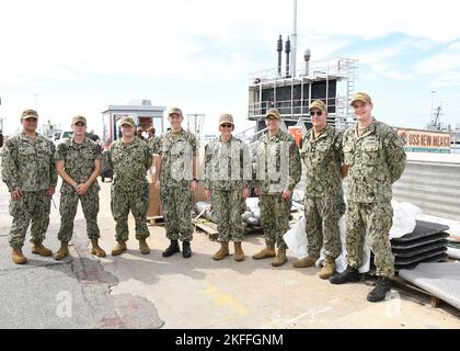 NORFOLK (Sept 14, 2022) USS New Mexico (SSN-779) Crew-Mitglieder posieren mit Vice ADM. Kelly Aeschbach, Kommandant, Naval Information Forces. Die USS New Mexico (SSN 779) ist ein Angriffs-U-Boot der Virginia-Klasse, das auch als VA-Klasse oder 774-Klasse bekannt ist, eine Klasse von nuklearbetriebenen Schnellangriff-U-Booten. USS New Mexico ist eine von zwei SSNs, die am Pilotprogramm für Informationskriege (IW) teilnehmen, das IW-Offiziere und Segler über die SSNs zur Pilotphase für die enge Integration und den Einsatz von IW auf diesen Plattformen beauftragt. Stockfoto