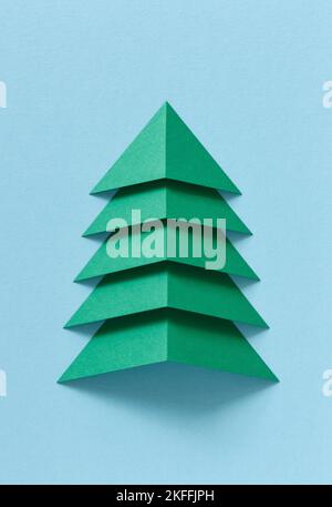Weihnachtsbaumform aus Papier Stockfoto
