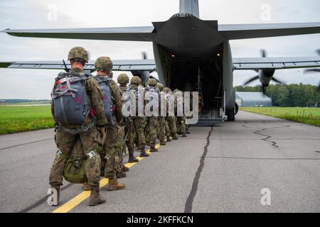 Polnische Landstreitkräfte besteigen ein C-130J Super Hercules-Flugzeug, das vor einem Luftabwurf im Rahmen der Flugfeldrotation 22-4 (ADR 22-4) auf dem Internationalen Flughafen Kraków, Polen, dem 14. September 2022, dem Luftwaffengeschwader 37., der Ramstein Air Base, Deutschland, zugewiesen wurde. Ziel von ADR 22-4 ist es, die Interoperabilität und die Luftlift-Fähigkeiten der alliierten Streitkräfte durch realistische gemeinsame Flugbetriebsszenarien zu verbessern. Stockfoto