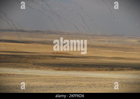 Flare eines jordanischen Streitkräften F-16 Kampffalken fallen während der Übung Eager Lion 2022 über ein Ziel. Eager Lion 22 ist eine vom Haschemitischen Königreich Jordanien veranstaltete multilaterale Übung, die den Austausch militärischer Expertise und die Verbesserung der Interoperabilität zwischen den Partnerländern zum Ziel hat. Stockfoto