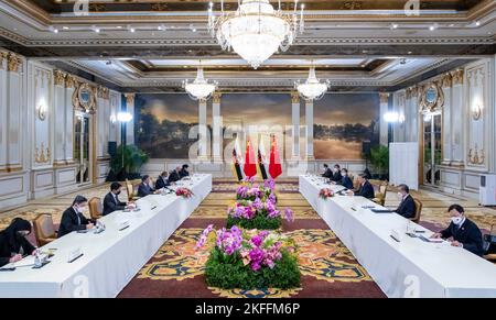 Bangkok, Thailand. 18.. November 2022. Der chinesische Präsident Xi Jinping trifft sich am 18. November 2022 mit Sultan Hassanal Bolkiah von Brunei Darussalam in Bangkok, Thailand. Quelle: Zhai Jianlan/Xinhua/Alamy Live News Stockfoto