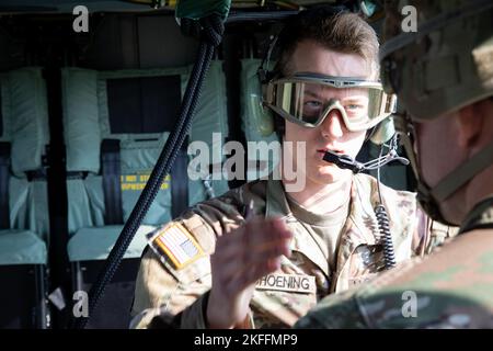 Spc. Jackson Shoening, ein Kampfmediziner mit Headquarters and Headquarters Company, 1. Battalion, 168. Infantry Regiment, Iowa National Guard, führt Sicherheitskontrollen durch, während er am 14. September 2022 als Rappel-Meister in einem UH-60 Black Hawk im Camp Dodge in Johnston, Iowa, testet. Fast 30 Soldaten und Luftmänner nahmen an einem Rappel-Meisterkurs in Camp Dodge Teil. Der Kurs wurde von einem mobilen Trainingsteam des Warrior Training Center der Army National Guard in Fort Benning, Georgia, unterrichtet. Stockfoto