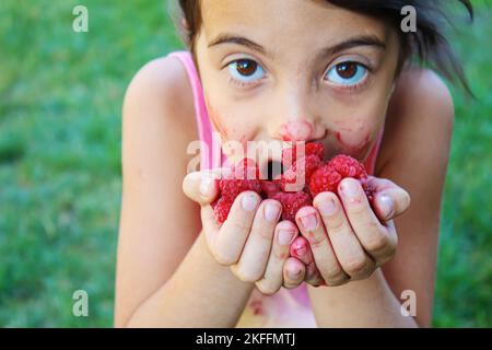 Littel Baby isst Himbeeren .selektiver Fokus.Lebensmittel.Cild Stockfoto