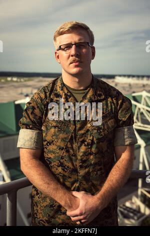 U.S. Marine Corps Sgt. Ian Chryst, Charlotte, gebürtiger North Carolina, Fluglotse, Hauptquartier und Hauptquartier-Geschwader, Marine Corps Air Station (MCAS) New River, posiert vom Kontrollturm auf dem MCAS New River in Jacksonville, North Carolina, 14. September 2022. Chryst wurde für den MCAS New River Go-Getter-Preis dieses Monats aufgrund seiner Professionalität und für die Besetzung einer Funktion als Unteroffizier mit nicht beauftragtem Personal ausgewählt. Stockfoto