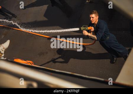 220914-N-GF955-1099 OSTSEE (SEPT 14, 2022) die US-Marine beschädigt den Kontrolleur Feuerwehrmann Kadin Shoemaker aus Scottsbluff, Nebraska, handhabt einen Schlauch während einer Frischwasserspülung des Schiffes, 14. September 2022. Paul Ignatius ist Teil der Kearsarge Amphibious Ready Group und hat 22. Marine Expeditionary Unit unter dem Kommando und der Kontrolle der Task Force 61/2 mit einem geplanten Einsatz im Einsatzgebiet der US Naval Forces Europe, beschäftigt von der US Sixth Fleet, um die Interessen der USA, der Alliierten und der Partner zu verteidigen. Stockfoto