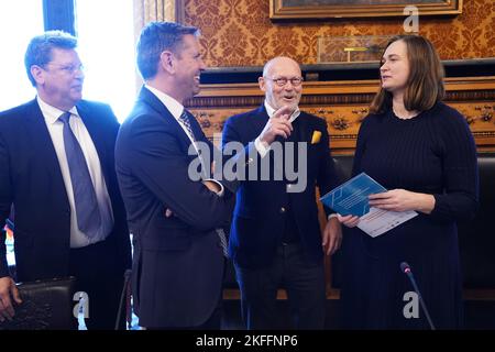 18. November 2022, Hamburg: Reinhard Meyer (l-r, SPD), Minister für Wirtschaft, Infrastruktur, Tourismus und Arbeit in Mecklenburg-Vorpommern, Olaf Lies (SPD), Minister für Wirtschaft, Verkehr, Bau und Digitalisierung in Niedersachsen, Michael Westhagemann (keine Parteizugehörigkeit), Senator für Wirtschaft und Innovation in Hamburg, Und Claudia Müller (Bündnis 90/die Grünen), Koordinatorin für Maritime Wirtschaft und Tourismus der Bundesregierung, sprechen nach der Pressekonferenz der Ministerkonferenz und Senatoren für Wirtschaft und Verkehr des N Stockfoto