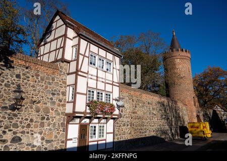 18. November 2022, Mecklenburg-Vorpommern, Neubrandenburg: Wie Schwalbennester "hängt" das historische Wiekhäuser an der 2,3 Kilometer langen mittelalterlichen Stadtmauer in Neubrandenburg. Ursprünglich in Abständen von 30 bis 50 Metern in die gut sieben Meter hohe Stadtmauer eingefügt, dienten die 56 dreistöckigen Gebäude einst der Verteidigung der Stadt gegen Eindringlinge. Die Angreifer wurden vom oberen Stockwerk aus bekämpft, während Waffen und Feuerbekämpfungswerkzeuge darunter gelagert wurden. Während des Zweiten Weltkriegs wurden die meisten Häuser zerstört. Mehr als 20 Wiekhäuser sind in der Stadtmauer und einem erhalten Stockfoto