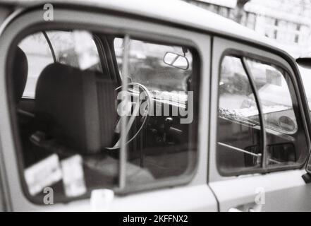 Eine Graustufenaufnahme des Lenkrads eines alten Autos. Stockfoto