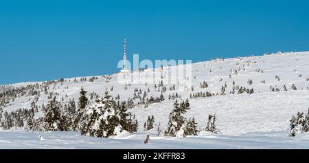 Winter Jeseniky Berge mit Kommunikationstürme auf Praded Hügel vom Wanderweg unten Vysoka Loch Hügel in der Tschechischen republik Stockfoto