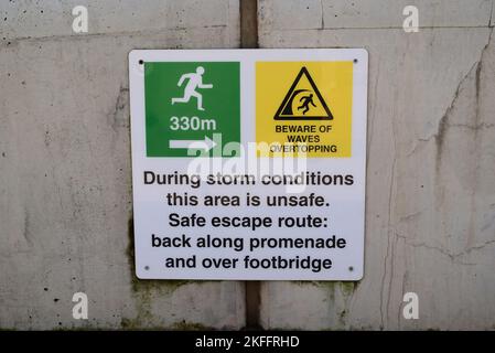 Melden Sie sich an der neuen Ufermauer in Dawlish, South Devon. Stockfoto