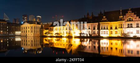 Panorama von Den Haag bei Nacht, Blick auf den historischen Komplex Binnenhof mit dem berühmten Mauritshuis Museum, Hofvijver See und kleinen achteckigen Gebäude bekannt Stockfoto