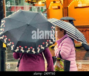 Glasgow, Schottland, Großbritannien 18.. November 2022. Wetter in Großbritannien: Sintflutartiger Regen sah eine Pate von Regenschirmen im Zentrum der Stadt. Credit Gerard Ferry/Alamy Live News Stockfoto