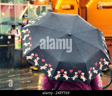 Glasgow, Schottland, Großbritannien 18.. November 2022. Wetter in Großbritannien: Sintflutartiger Regen sah eine Pate von Regenschirmen im Zentrum der Stadt. Credit Gerard Ferry/Alamy Live News Stockfoto