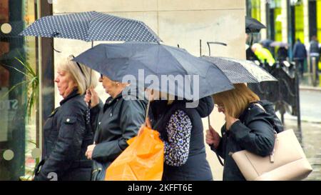 Glasgow, Schottland, Großbritannien 18.. November 2022. Wetter in Großbritannien: Sintflutartiger Regen sah eine Pate von Regenschirmen im Zentrum der Stadt. Credit Gerard Ferry/Alamy Live News Stockfoto