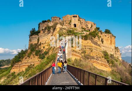 Zugang über eine Fußgängerbrücke zur Stadt Civita di Bagnoregio, Italien Stockfoto
