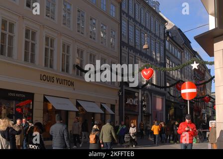 Kopenhagen/Dänemark/16. November 2022/Weihnachtsdekoration auf Denamrk'øs Schlepptau berühmte Finanzstraße Stroeget an kobmagergade in danishc apital. (Foto. Francis Joseph Dean/Dean Pictures. Stockfoto