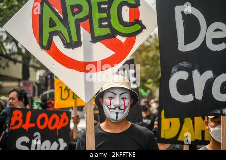 Bangkok, Thailand. 18.. November 2022. Eine Gruppe von politischen Aktivisten, die sich selbst als „Ratsadon STOP APEC 2022“ bezeichnen, hat ihre Truppen aus dem Stadtplatz verlegt. Vor dem Rathaus von Bangkok (Bangkok) wurde ab dem 16. November 2022 als Ort zum niederlassen und sich niederzulassen, bevor es zum Veranstaltungsort des APEC-Gipfels ging. Um einen Brief an die Führer verschiedener Nationen zu senden, die an dem Treffen teilnahmen. (Bild: © Vichan Poti/Pacific Press via ZUMA Press Wire) Stockfoto