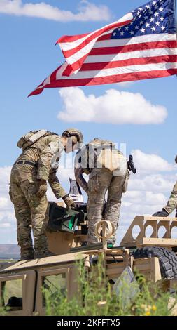 Green Berets von der 10. Special Forces Group (Airborne) und Airman von der 820. Base Defence Group schossen am 14. September 2022 auf der White Sands Missile Range, N.M., während SAGE EAGLE 22 verschiedene Arten von Waffen sowie Mörtel und Raketen. SAGE EAGLE 22 ist eine unkonventionelle Kriegsführung, bei der die Fähigkeit der Spezialeinheiten getestet wird, in unsicheren Umgebungen zu operieren und dabei mehrere Vermögenswerte einzusetzen, um eine Mission zu erfüllen. Stockfoto