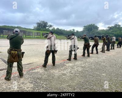 SANTA RITA, Guam (Sept 14, 2022) Segler und Marineinfanteristen, die der Maritime Expeditionary Security Group (Mesg) zugewiesen wurden 1 Ablösung Guam schießt während eines Kleinwaffentrainings, das von der Mesg-1 Training Evaluation Unit in Santa Rita, Guam, 14. September 2022, durchgeführt wird. Stockfoto