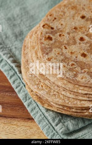 Eine vertikale Aufnahme eines dünnen Tortilla-Fladenbrotes auf einem Tuch Stockfoto