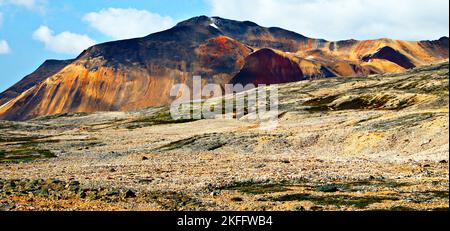 Hintergrund für unseren ersten Campingplatz auf dem kleinen arktischen Plateau der Spectrum Range im Mount Edziza Provincial Park. Stockfoto