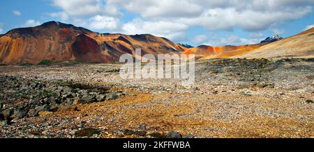 Hintergrund für unseren ersten Campingplatz auf dem kleinen arktischen Plateau der Spectrum Range im Mount Edziza Provincial Park. Stockfoto